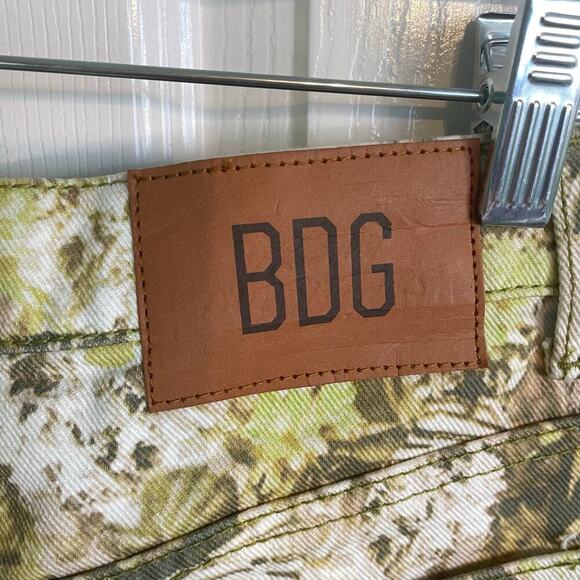 Urban Outfitters BDG Dipped V-Front Botanical Print Denim Shorts Size 27" (4) - Picture 5 of 7